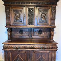 CREDENZA ANTICA IN NOCE INTAGLIATO