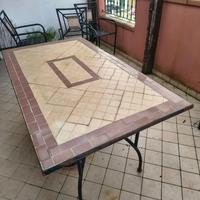 Tavolo in ferro con piastrelle e 6 sedie in ferro