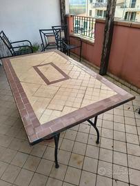 Tavolo in ferro con piastrelle e 6 sedie in ferro