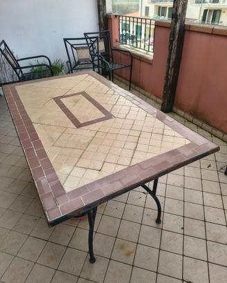 Tavolo in ferro con piastrelle e 6 sedie in ferro