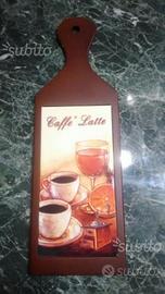 Tagliere legno arredo con piastrelle caffè latte