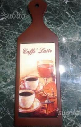 Tagliere legno arredo con piastrelle caffè latte