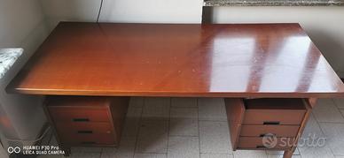 scrivania in legno massiccio 