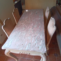 Tavolo in legno laccato con sedie