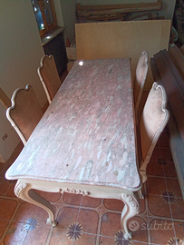 Tavolo in legno laccato con sedie