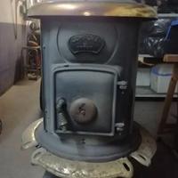 Stufa   in ghisa nera con particolari in ottone