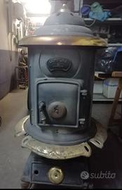 Stufa   in ghisa nera con particolari in ottone