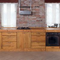 Cucina lineare stile misto in legno su misura