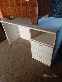Scrivania in legno  laccato, con tre cassetti.