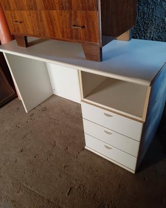 Scrivania in legno  laccato, con tre cassetti.