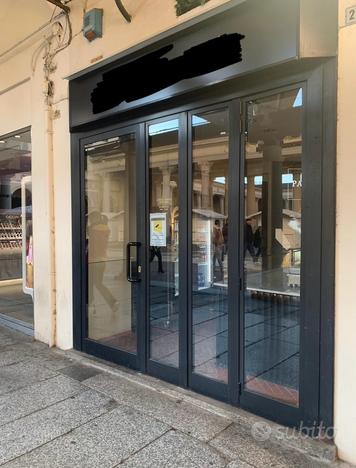 Negozio in piazza Duomo
