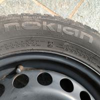 Treno di gomme con cerchione 195/65 R15