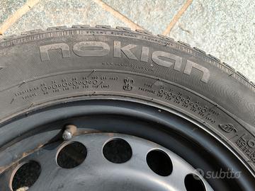 Treno di gomme con cerchione 195/65 R15