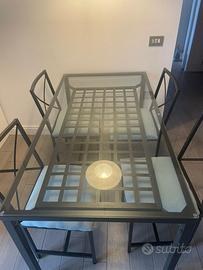 Tavolo in vetro e ferro battuto con sedie