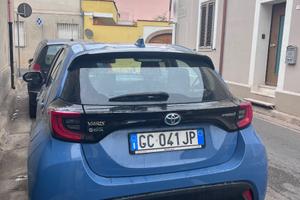 Auto , yaris ibrida con cambio automatico