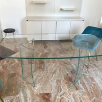 Tavolo ovale in cristallo da 8 posti. Design unico