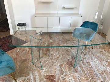 Tavolo ovale in cristallo da 8 posti. Design unico