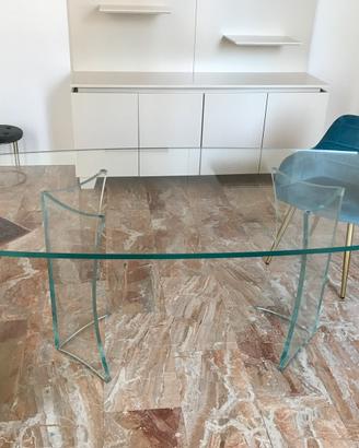 Tavolo ovale in cristallo da 8 posti. Design unico