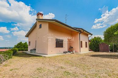 VILLA LIBERA SU 4 LATI, IN ZONA OSSERVATORIO, CON