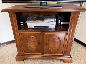 Mobile on legno per televisione