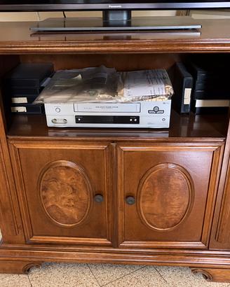 Mobile on legno per televisione