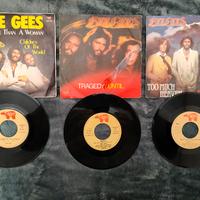 Tre vinili 45 giri dei Bee Gees con custodie