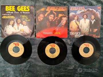 Tre vinili 45 giri dei Bee Gees con custodie