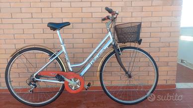 Bicicletta donna in alluminio con cestino