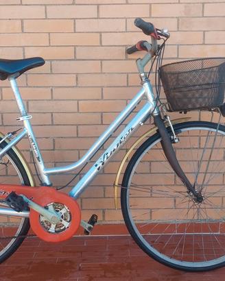 Bicicletta donna in alluminio con cestino