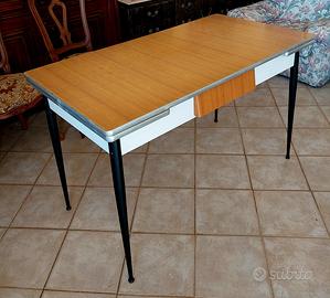 Tavolo vintage in formica 