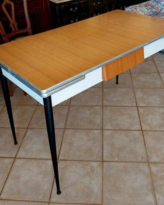 Tavolo vintage in formica 