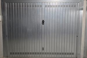 Garage nuovo con porta elettrica