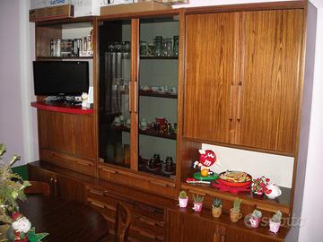 Salotto con vetrina+ tavolo + 6 sedie