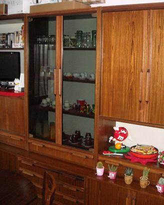 Salotto con vetrina+ tavolo + 6 sedie