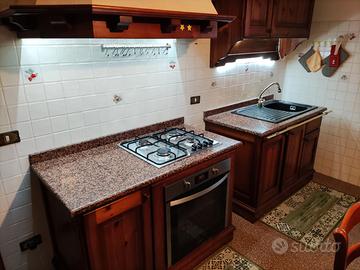 Cucina in Legno e Granito + Tavolo e Sedie