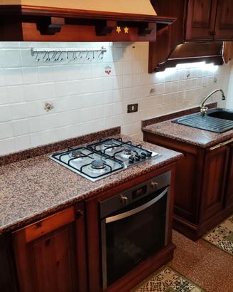 Cucina in Legno e Granito + Tavolo e Sedie