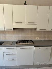 cucina bianca con elettrodomestici 