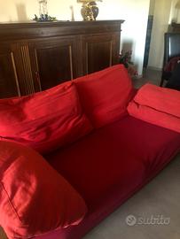 2 divani rossi con cuscini