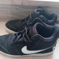 sneakers Nike nere con swoosh bianco, usate 