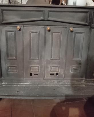 stufa a legno in ghisa antica