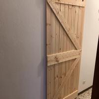 Porta scorrevole tipo fienile in legno massello