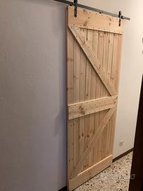 Porta scorrevole tipo fienile in legno massello
