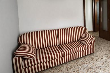 Divano letto a righe rosso e bianco – 2 posti, in 