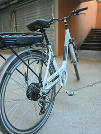 Bici donna pedalata assistita