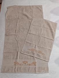 Set asciugamani + ospite con decorazioni ricamate