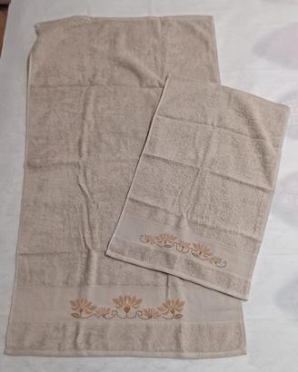 Set asciugamani + ospite con decorazioni ricamate