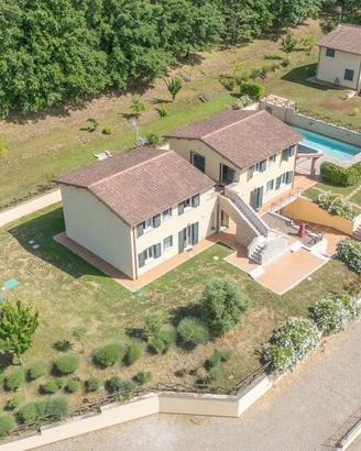 Palazzo / Stabile di 600 m² con più di 5 locali a 