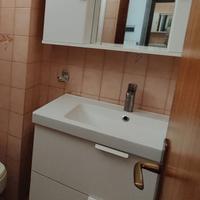 Mobile e specchio bagno