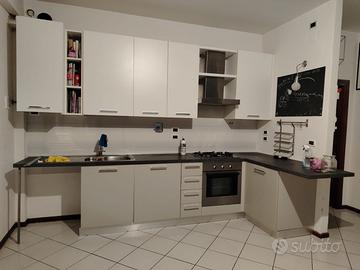 Cucina angolare bicolore