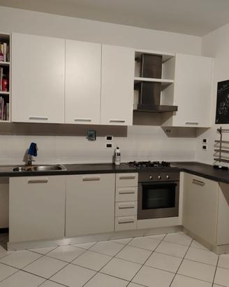 Cucina angolare bicolore